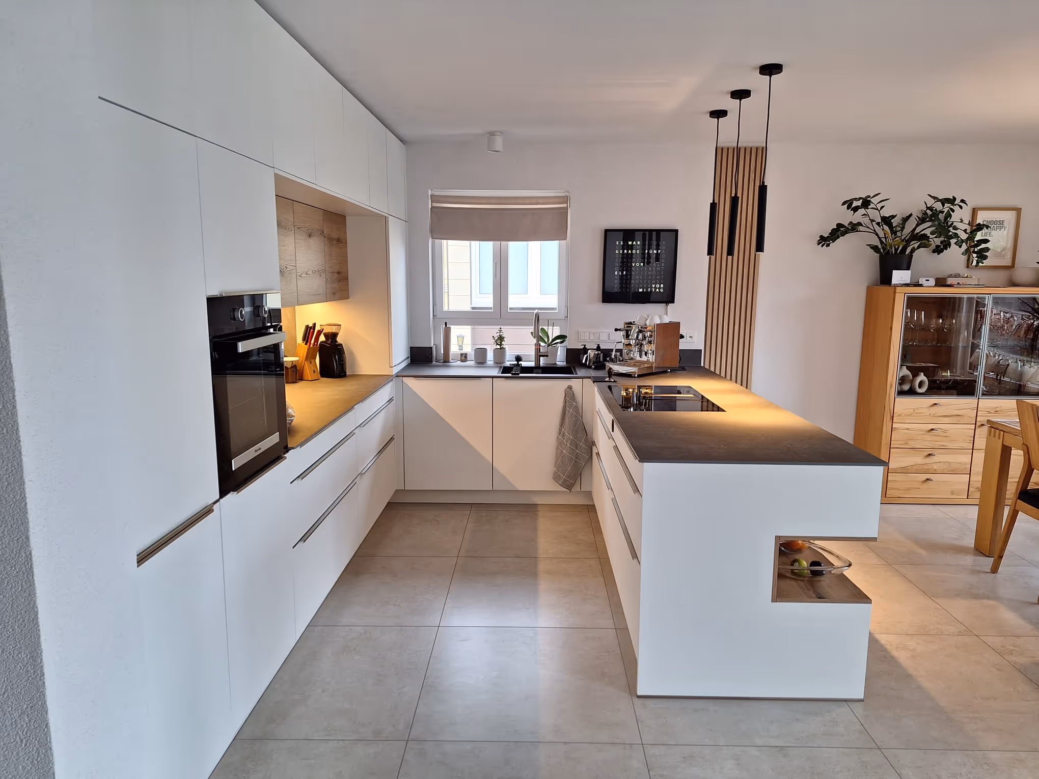 Moderner Lebensmittelpunkt in Eiche und Weiß