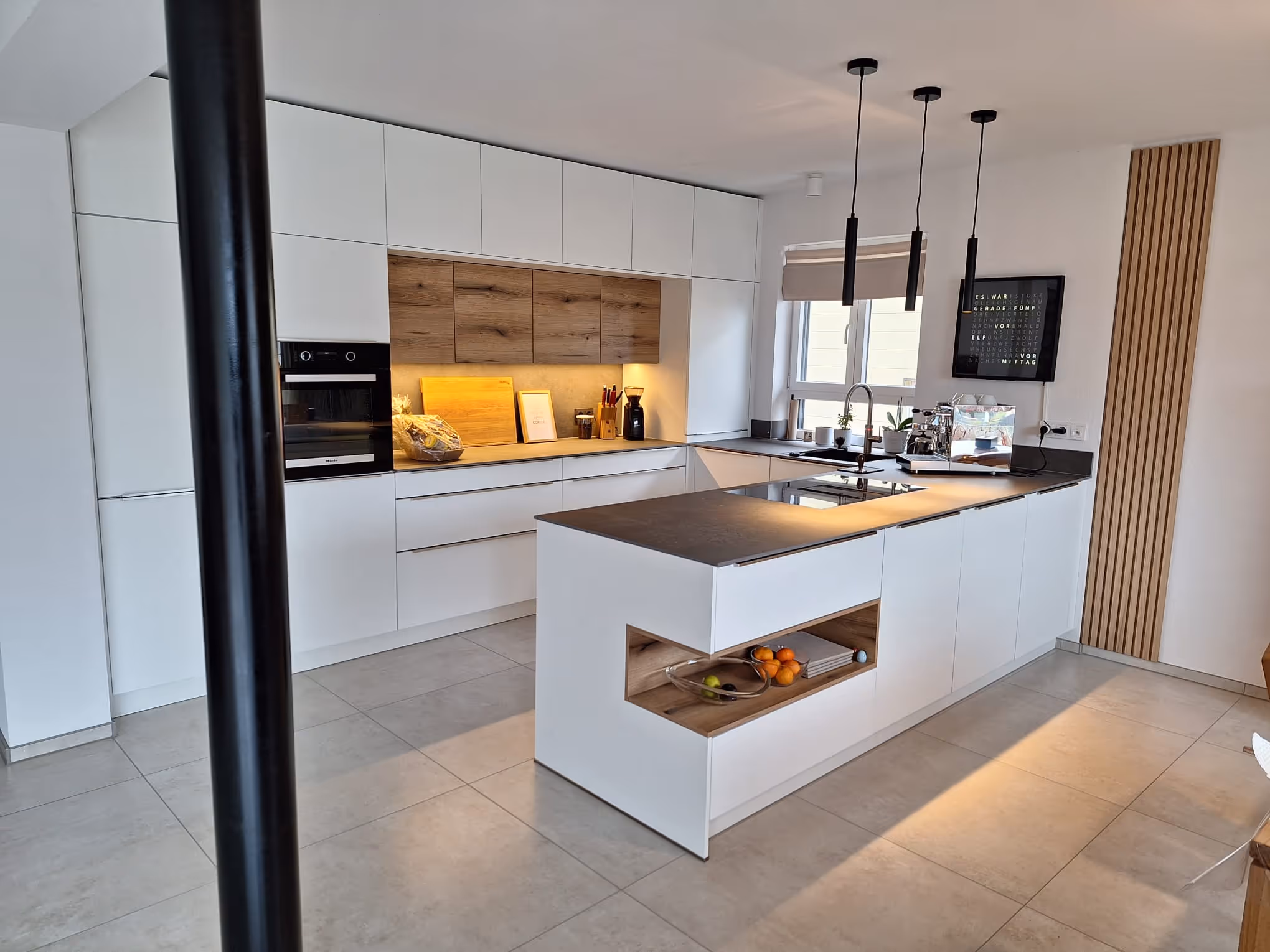 Moderner Lebensmittelpunkt in Eiche und Weiß