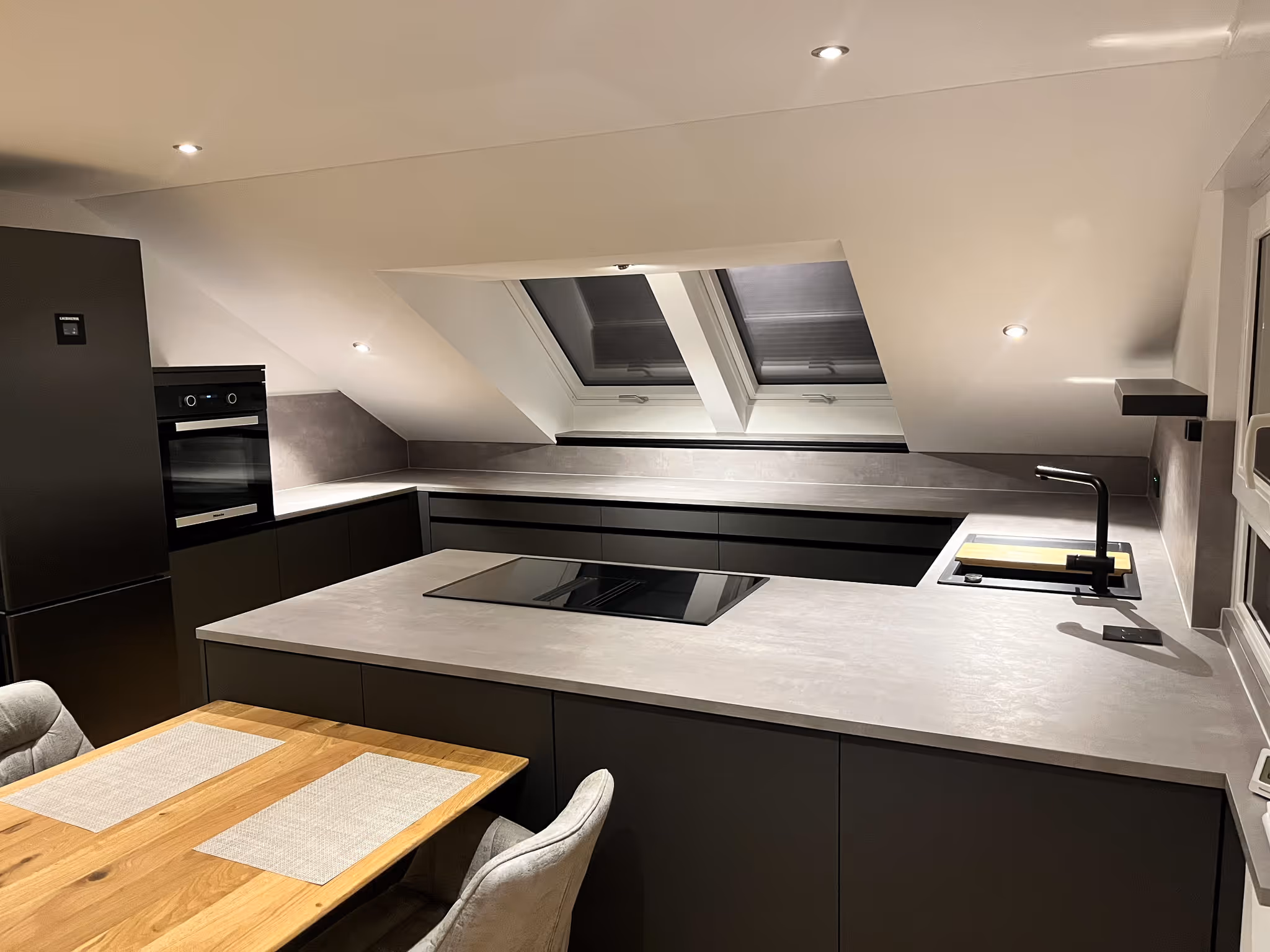 Elegantes Küchendesign in Grau-Schwarz