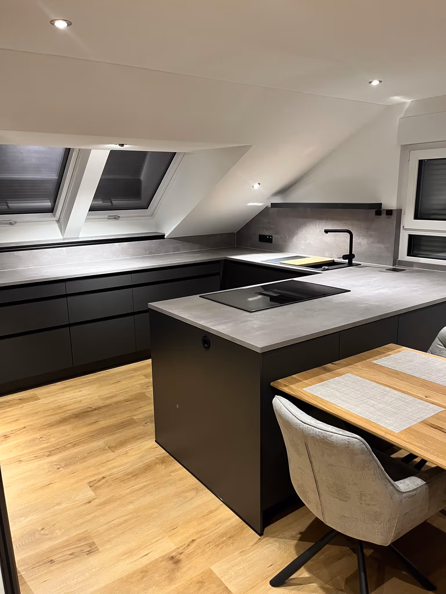 Elegantes Küchendesign in Grau-Schwarz