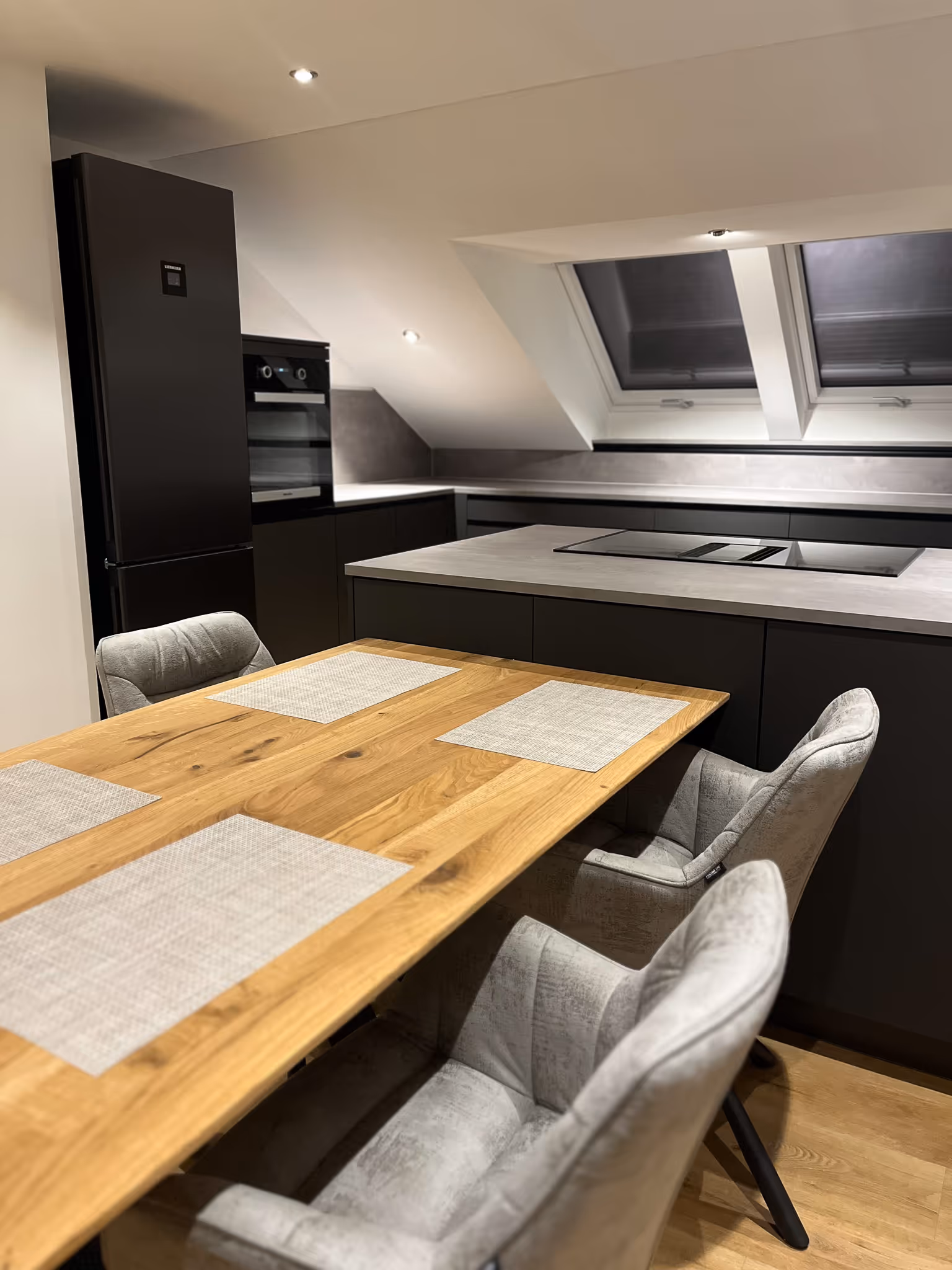 Elegantes Küchendesign in Grau-Schwarz