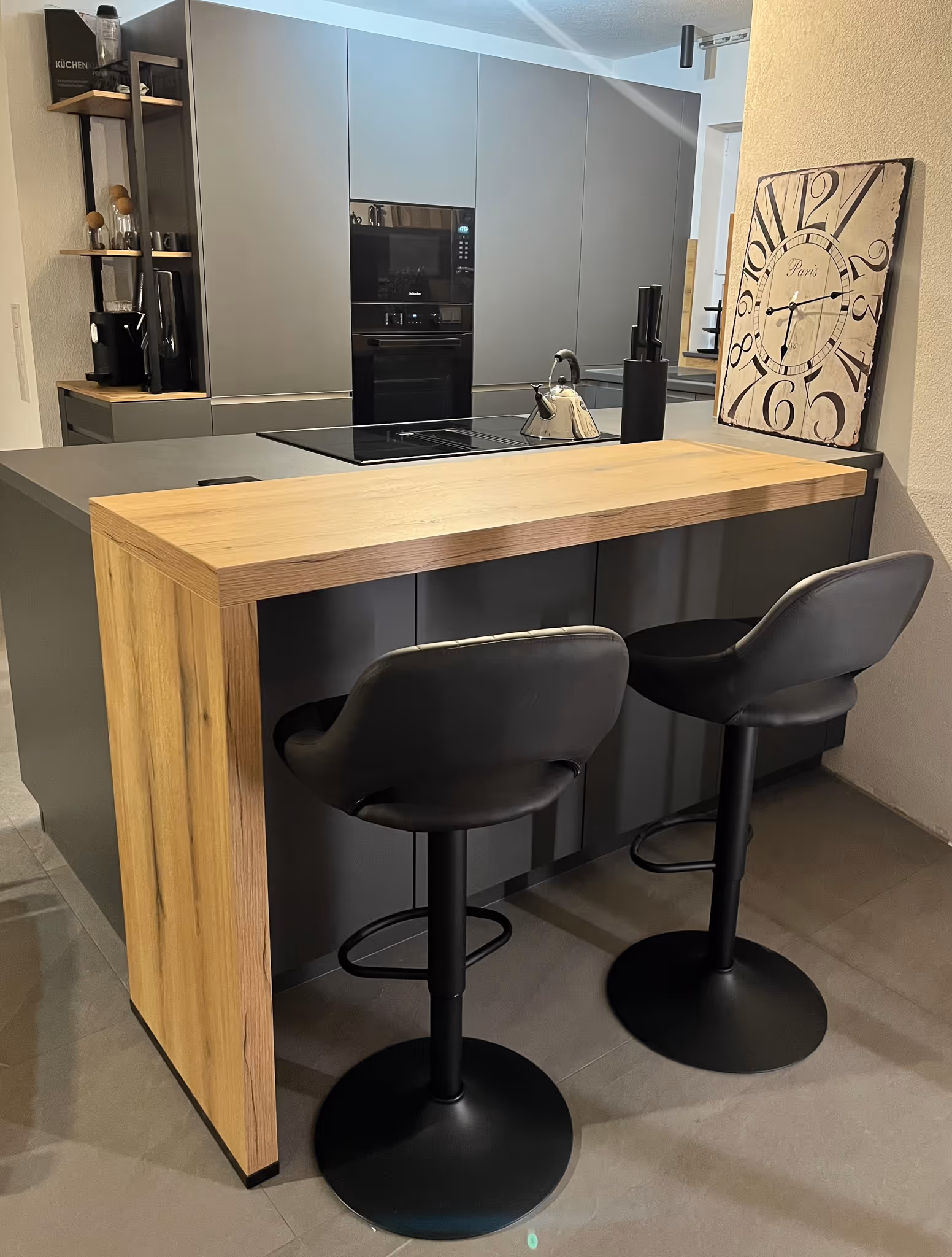 Kommunikative Inselküche mit integrierter Bar