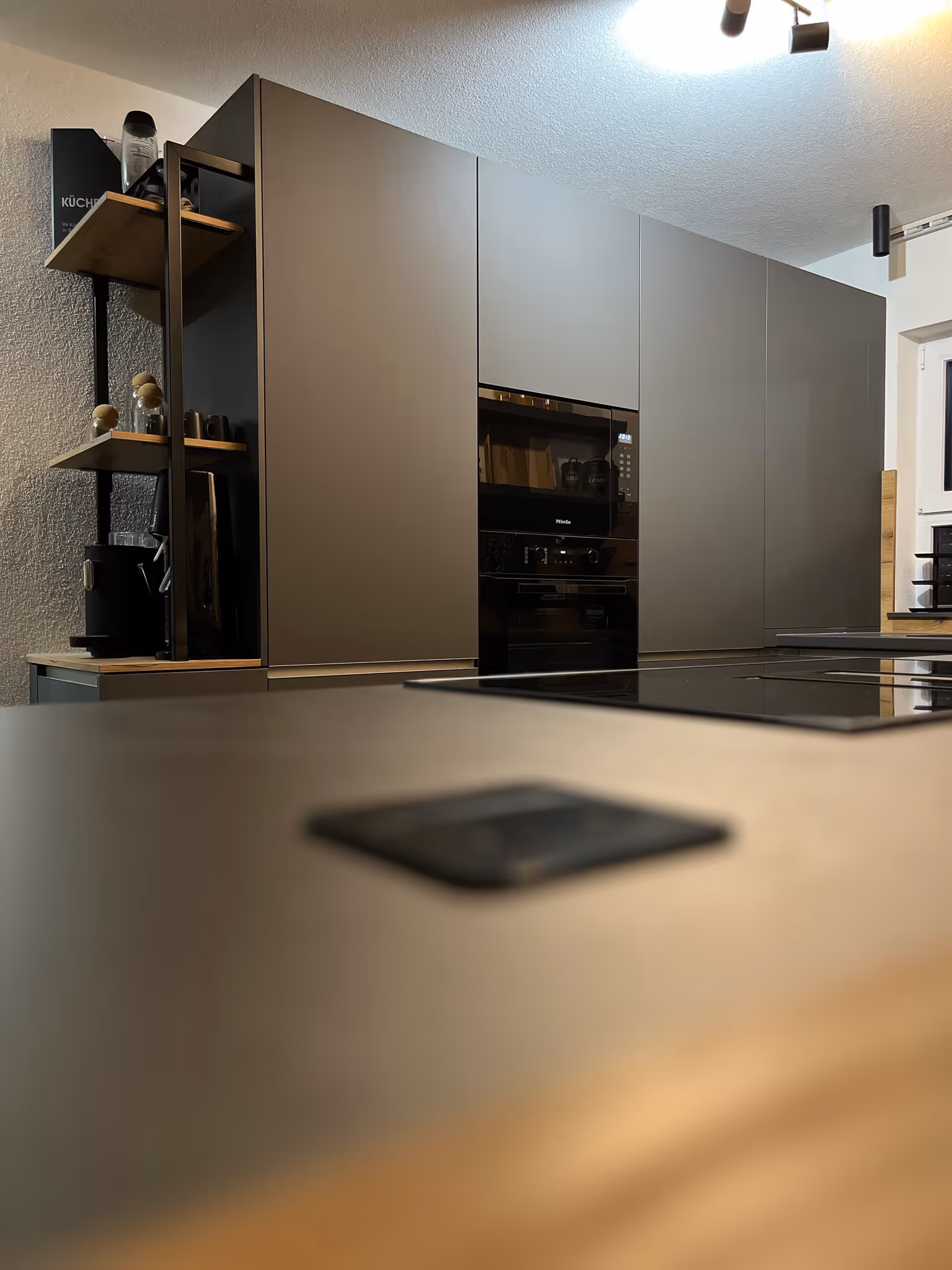 Kommunikative Inselküche mit integrierter Bar