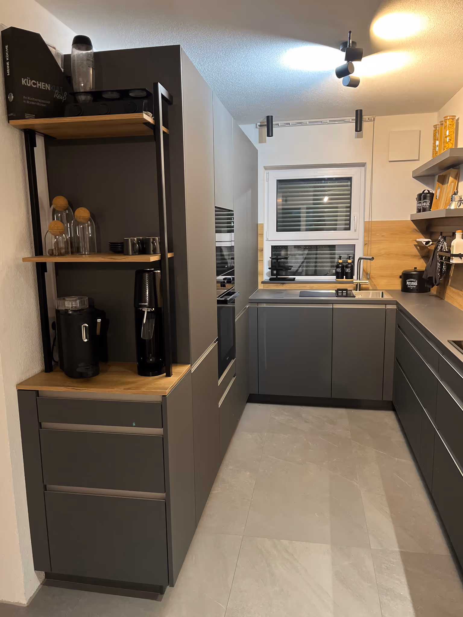 Kommunikative Inselküche mit integrierter Bar