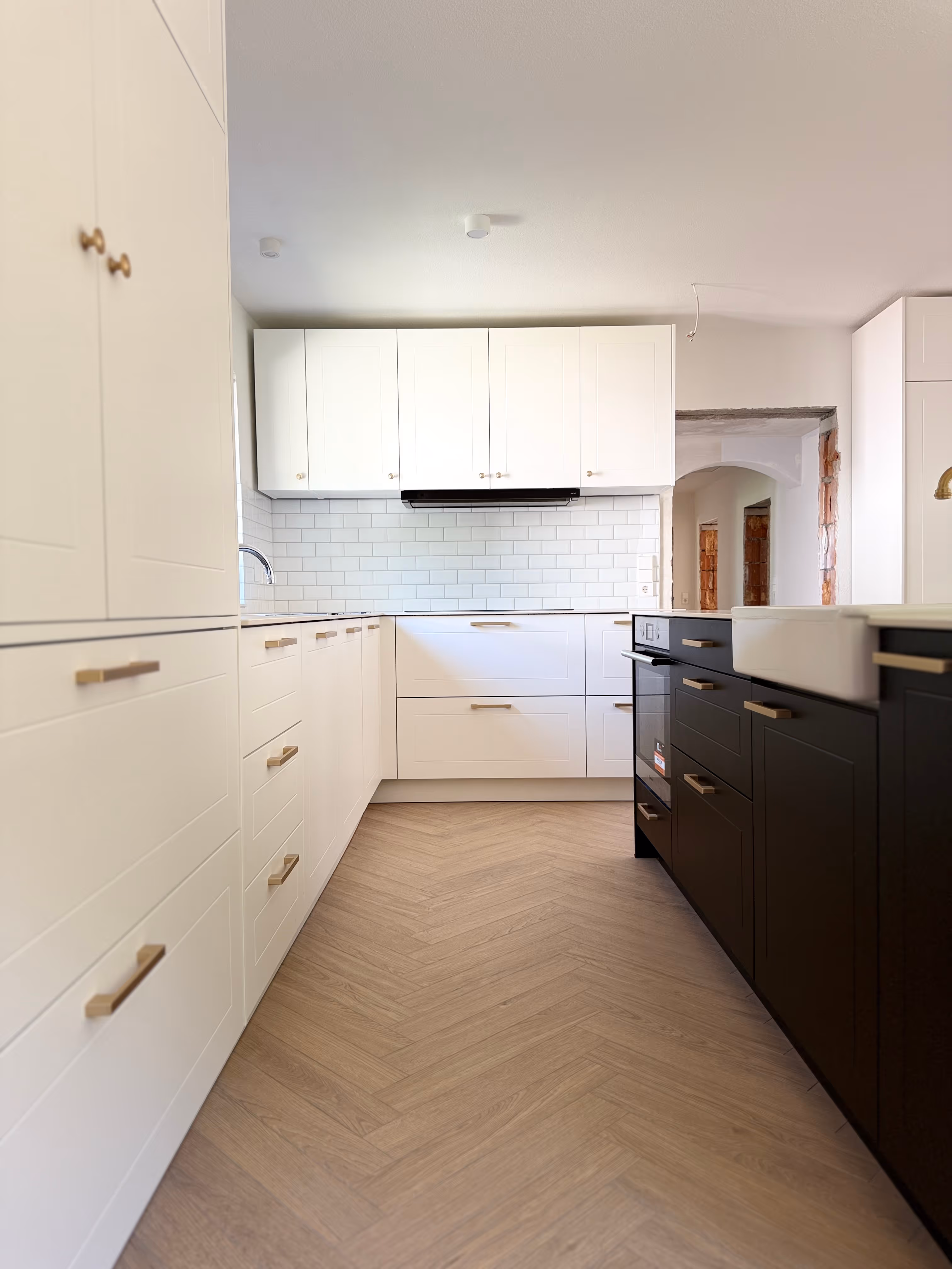 Moderne Landhausküche in Weiß und Holz