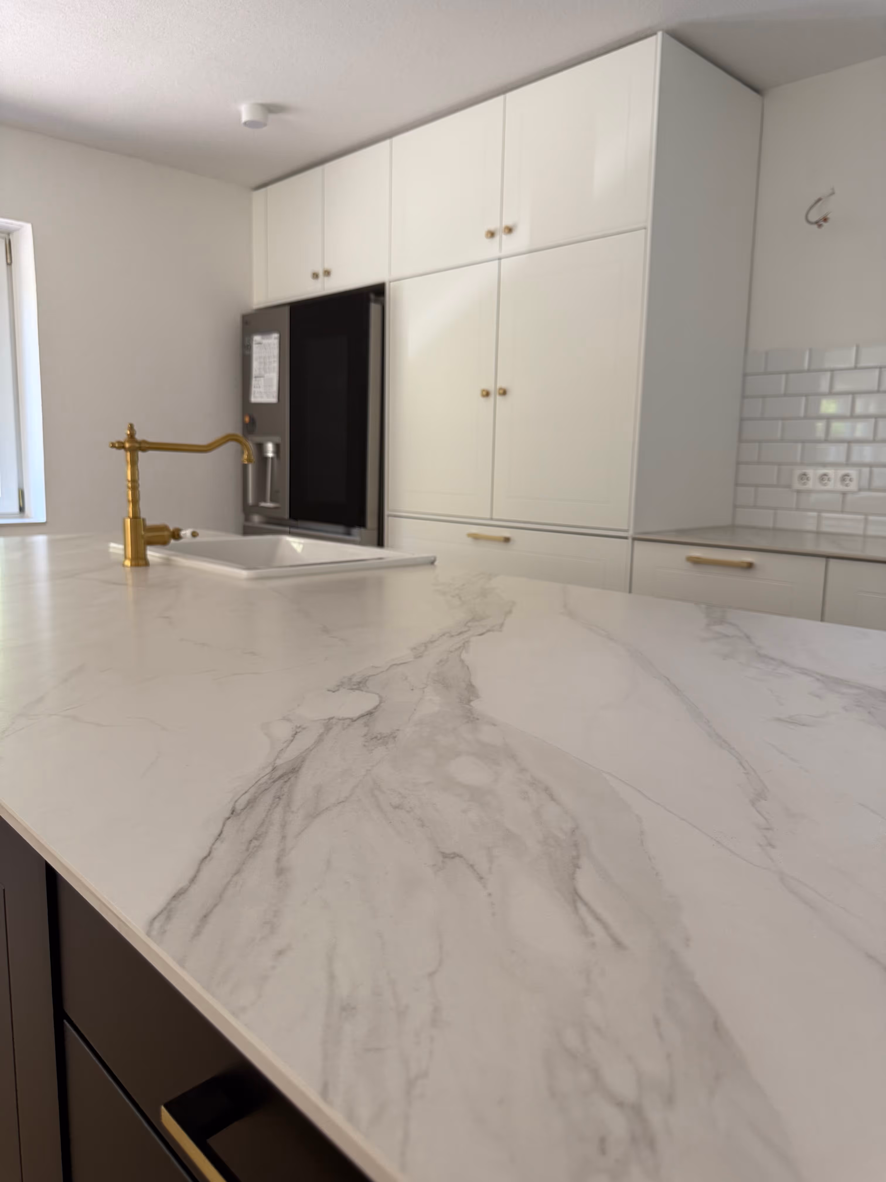 Moderne Landhausküche in Weiß und Holz