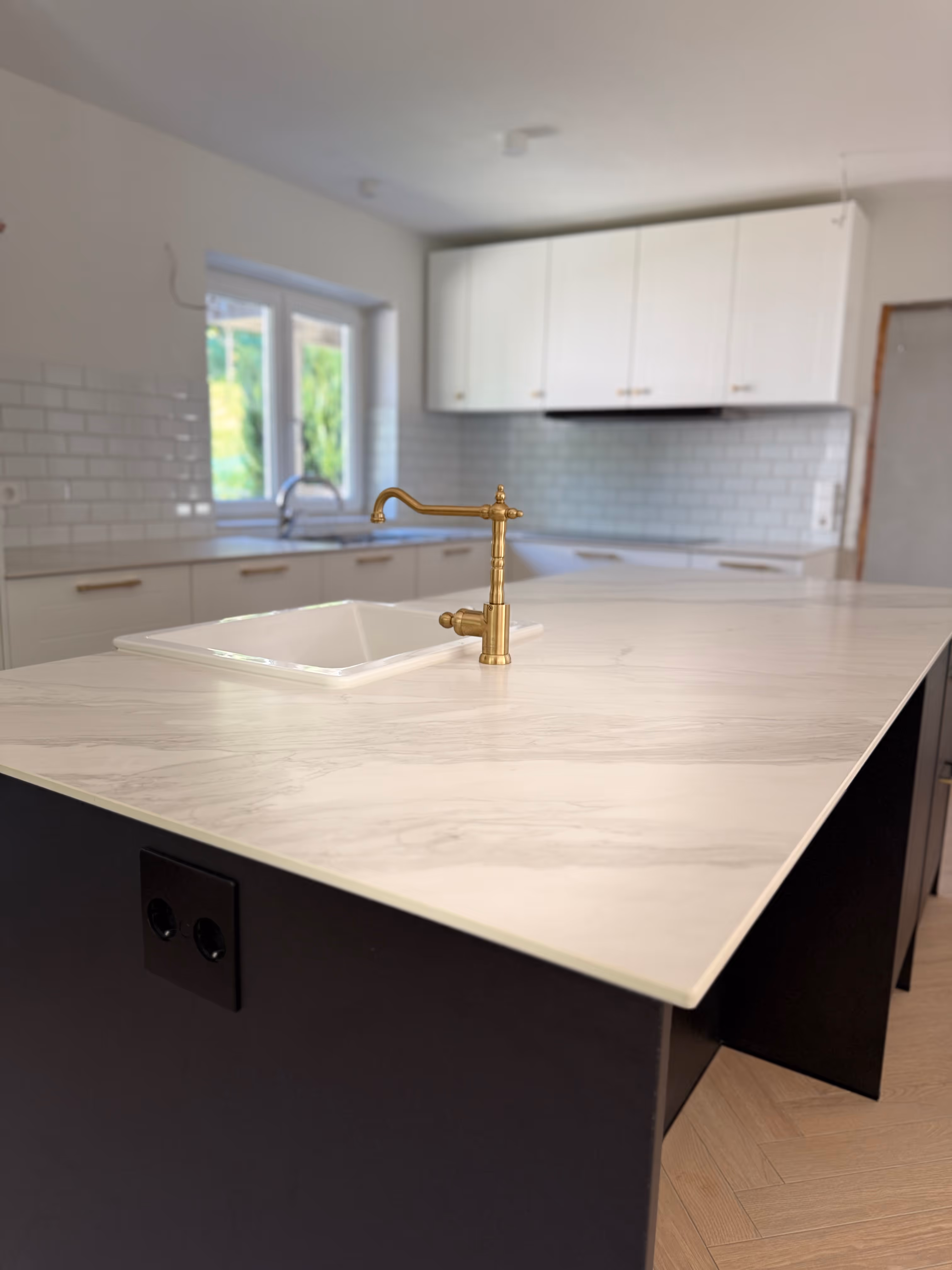 Moderne Landhausküche in Weiß und Holz