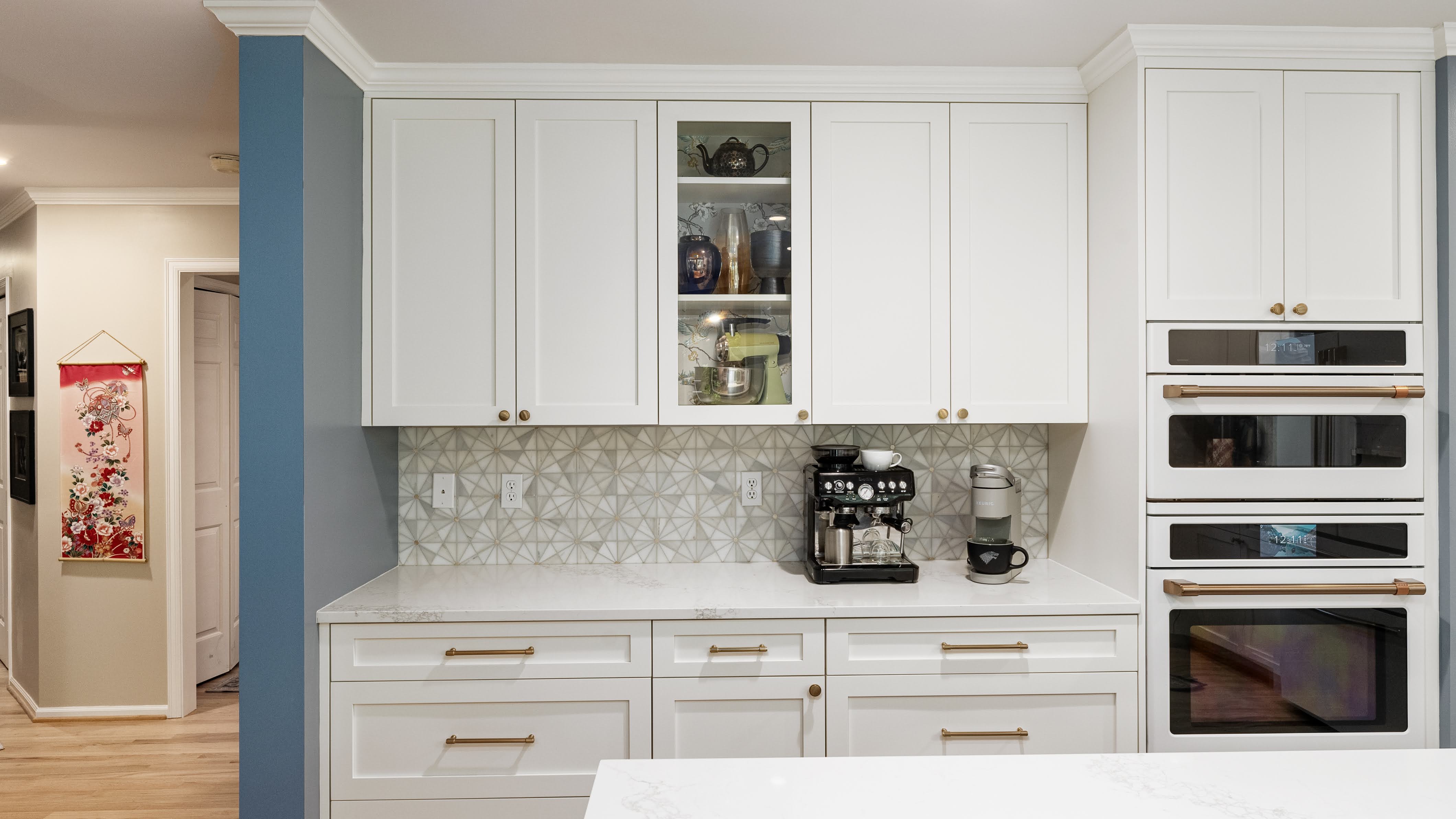 A kitchen backsplash installed between mounted cupboards and countertop 