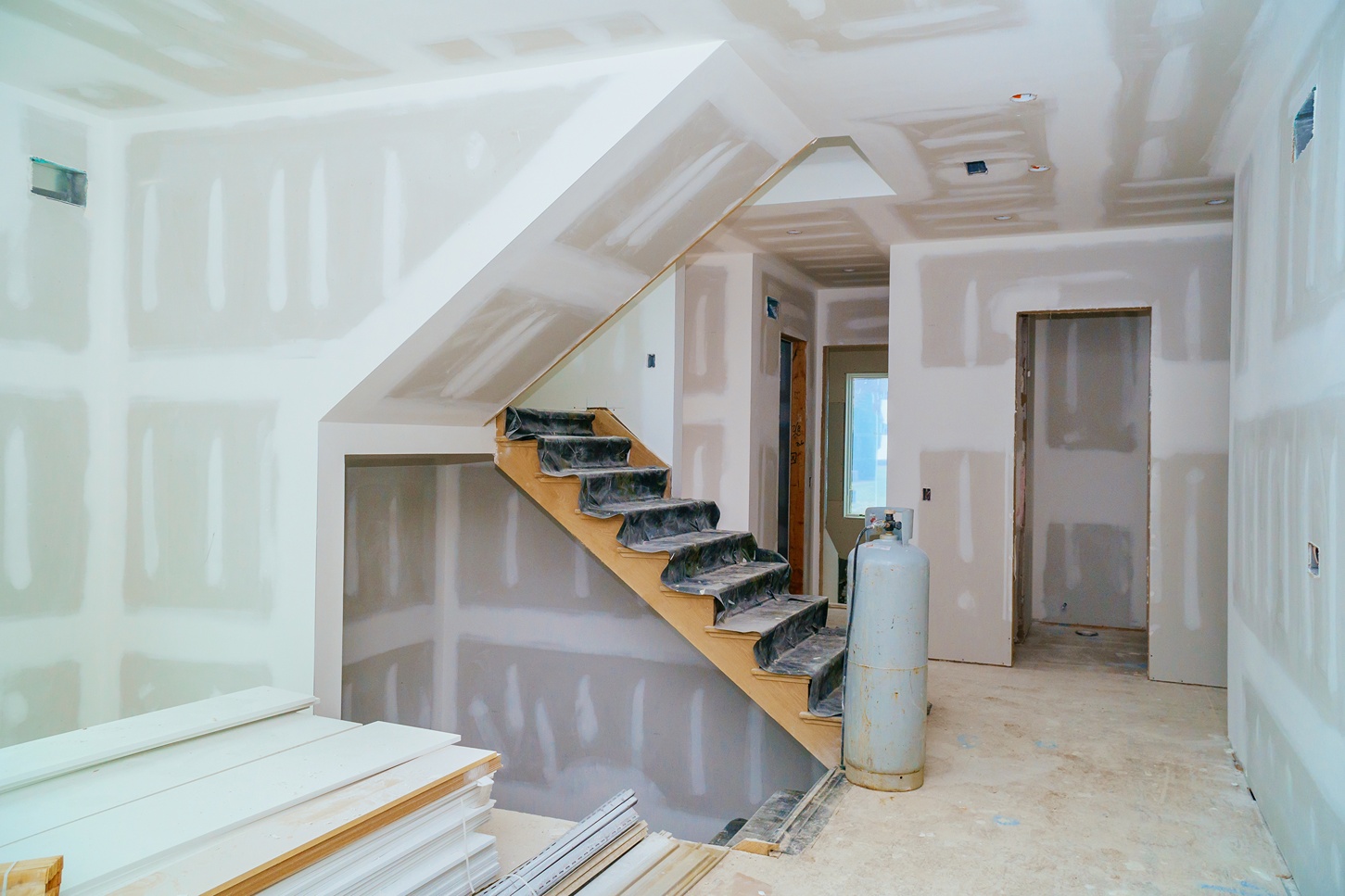 Steps to building a custom home including framing drywall flooring and interior finishes during new construction