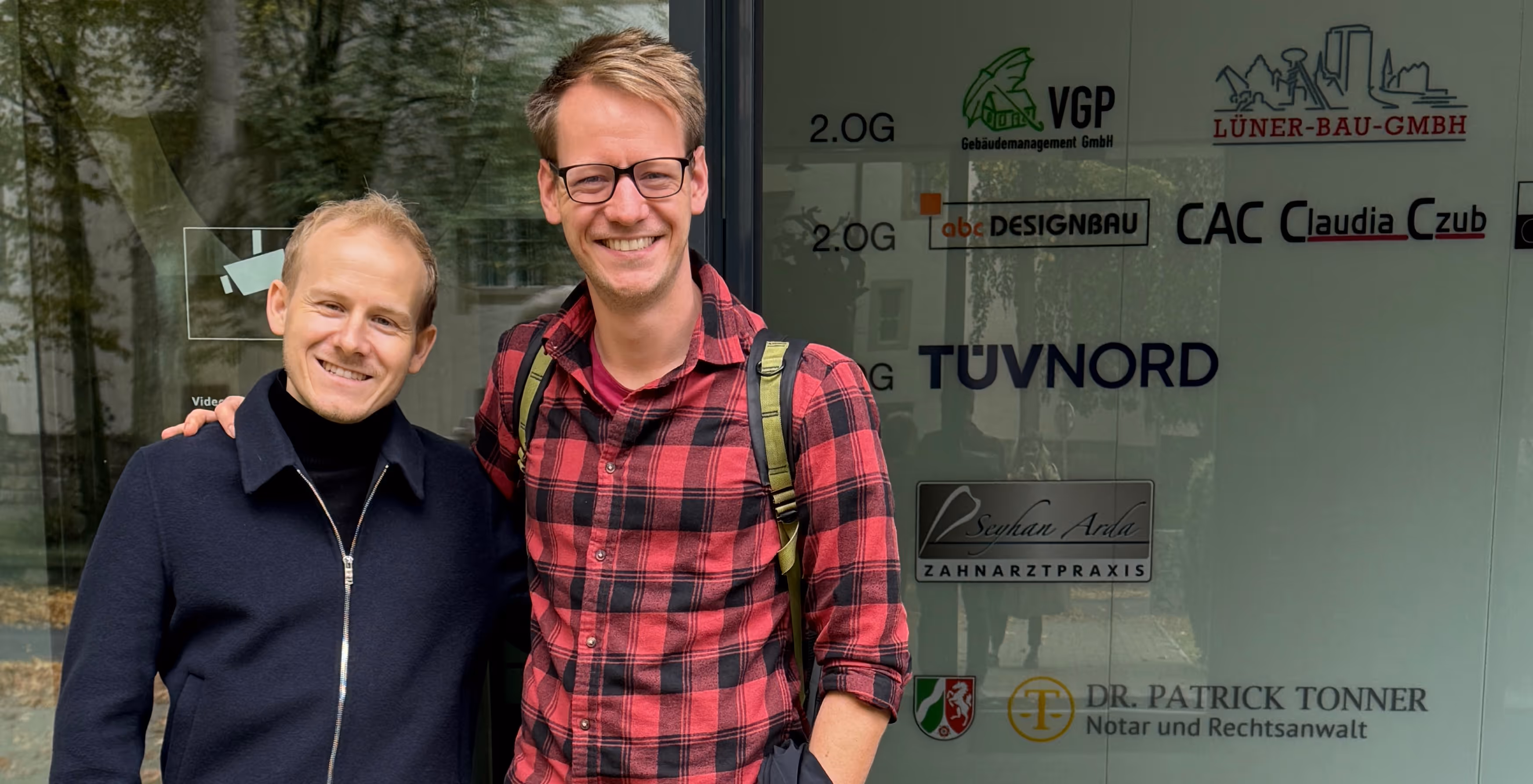 Tobias Armbruster mit Kunde bei Notar