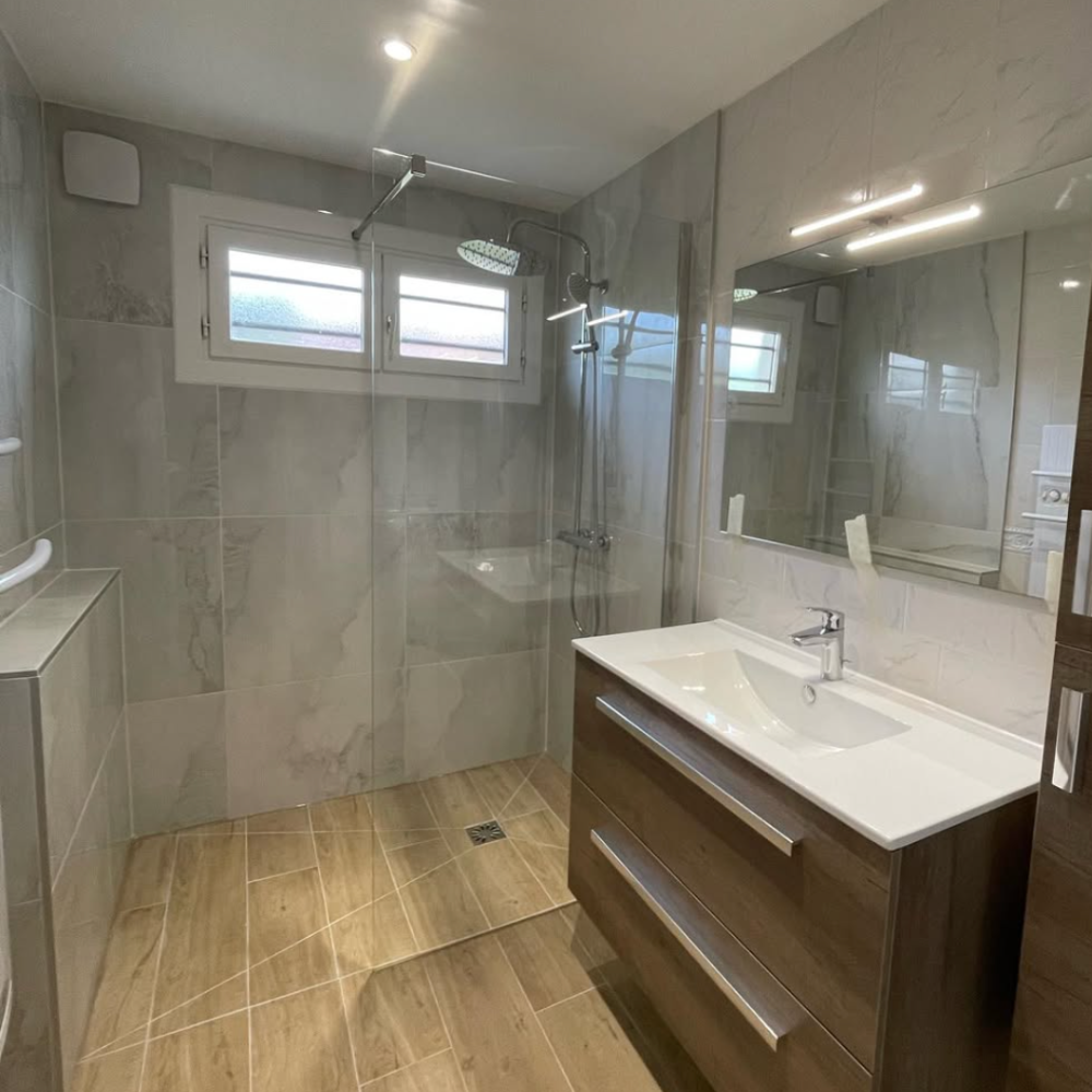 image of ensuite bathroom (for a bed & breakfast)