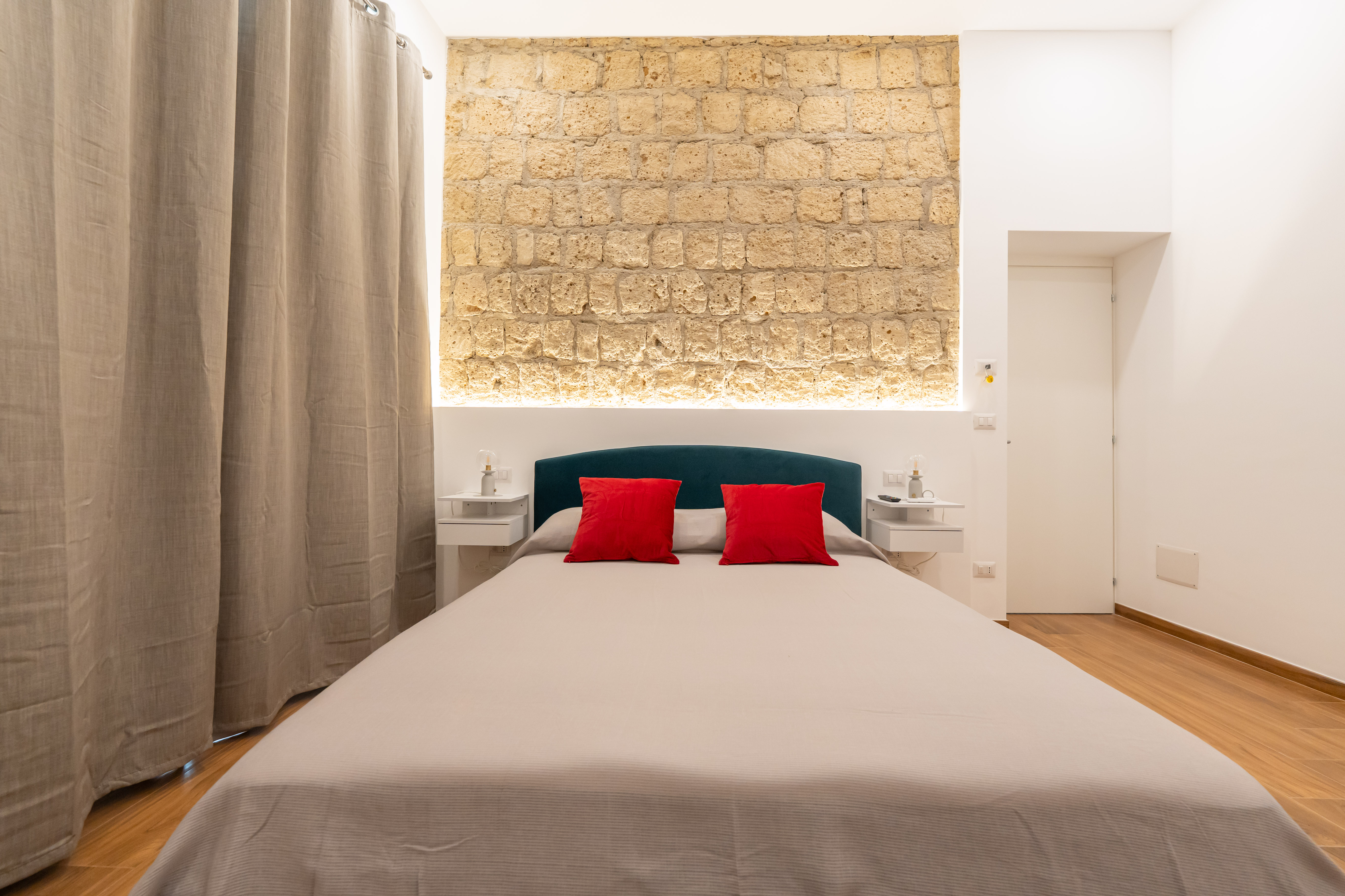 Interni camera matrimoniale Room 6 Figurari 16 Rooms