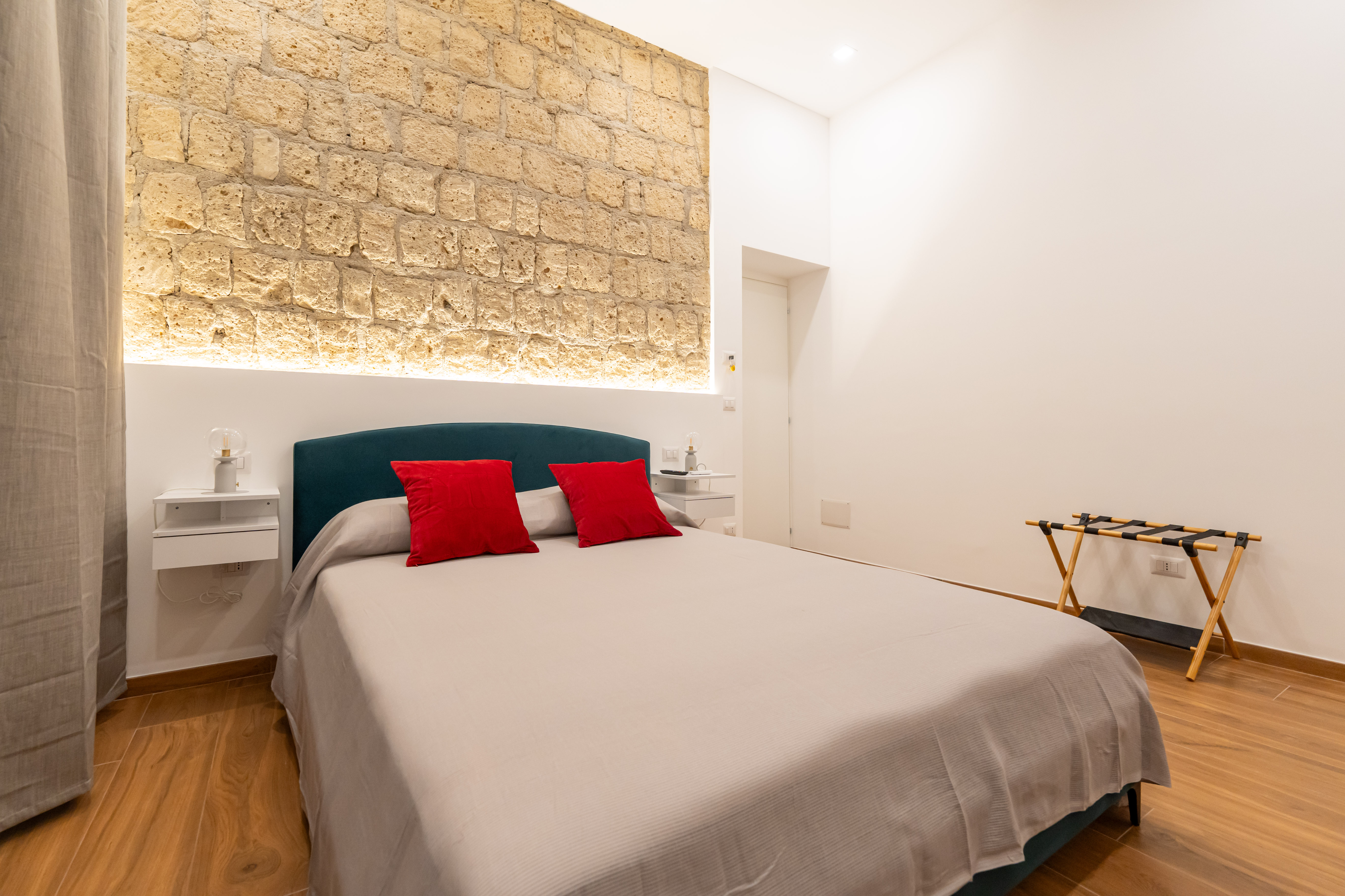 Interni camera matrimoniale Room 6 Figurari 16 Rooms