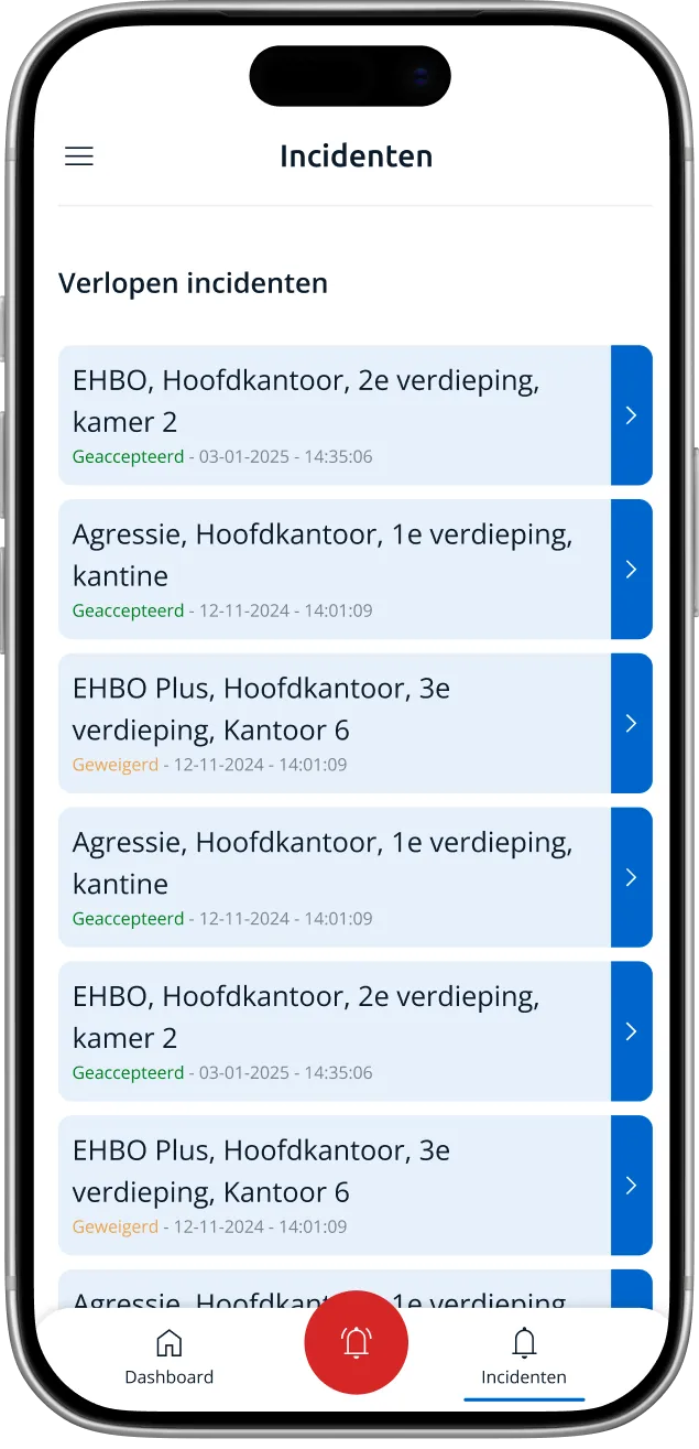 Mobiele app scherm met lijst van verlopen incidenten in het hoofdkantoor, vermeldend EHBO en agressie, met status geaccepteerd of geweigerd en datum en tijd.