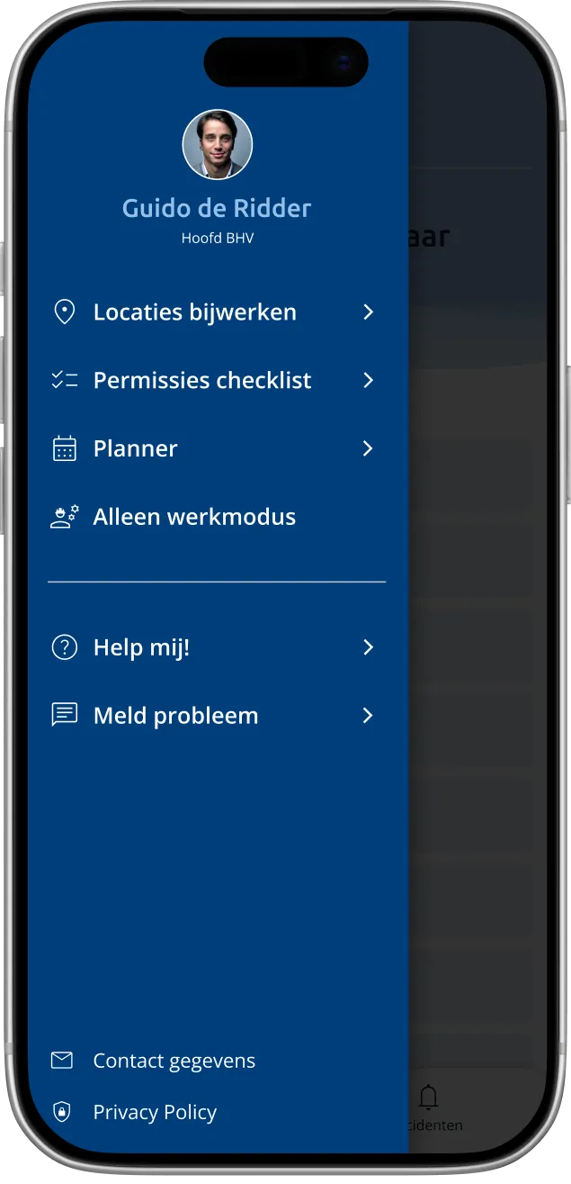 Mobiele app menuscherm met profielfoto en naam Guido de Ridder, Hoofd BHV, en opties zoals locaties bijwerken, permissies checklist, planner, alleen werkmodus, help mij, meld probleem, contact gegevens en privacy policy.