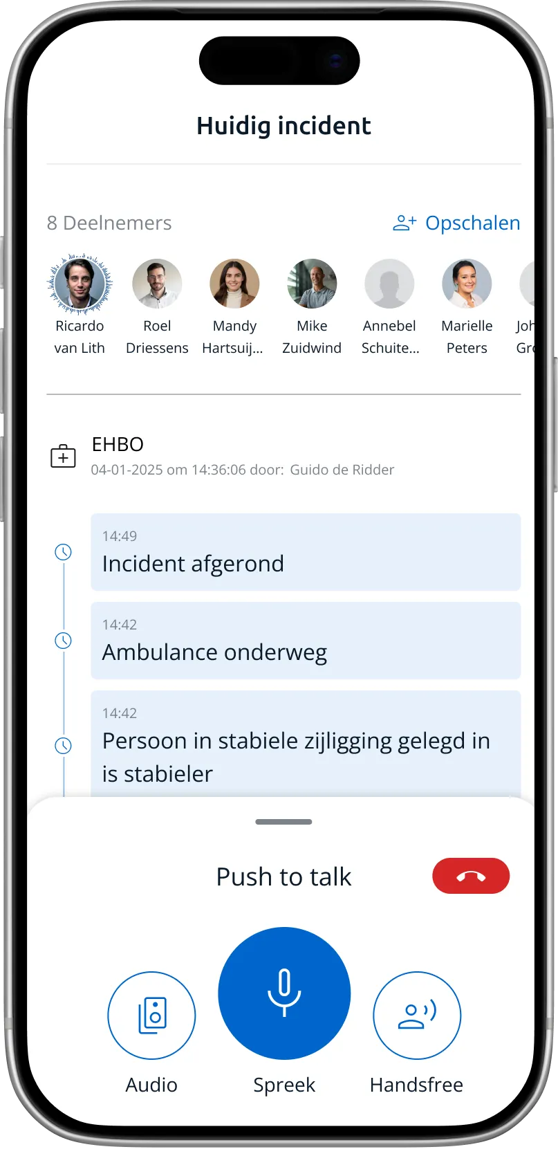 Mobiele app scherm met actuele incidentdetails, deelnemersfoto’s en EHBO-update, inclusief berichten over stabiele zijligging en ambulance onderweg, plus knoppen voor audio, praten en handsfree.