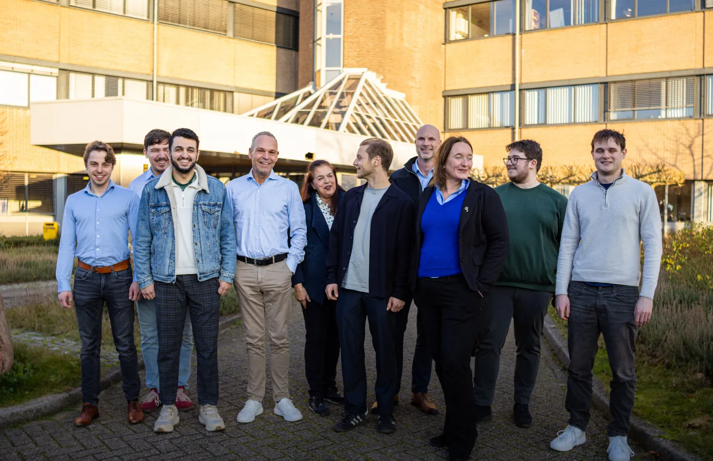 Groepsfoto van het Picasse team voor het kantoor.