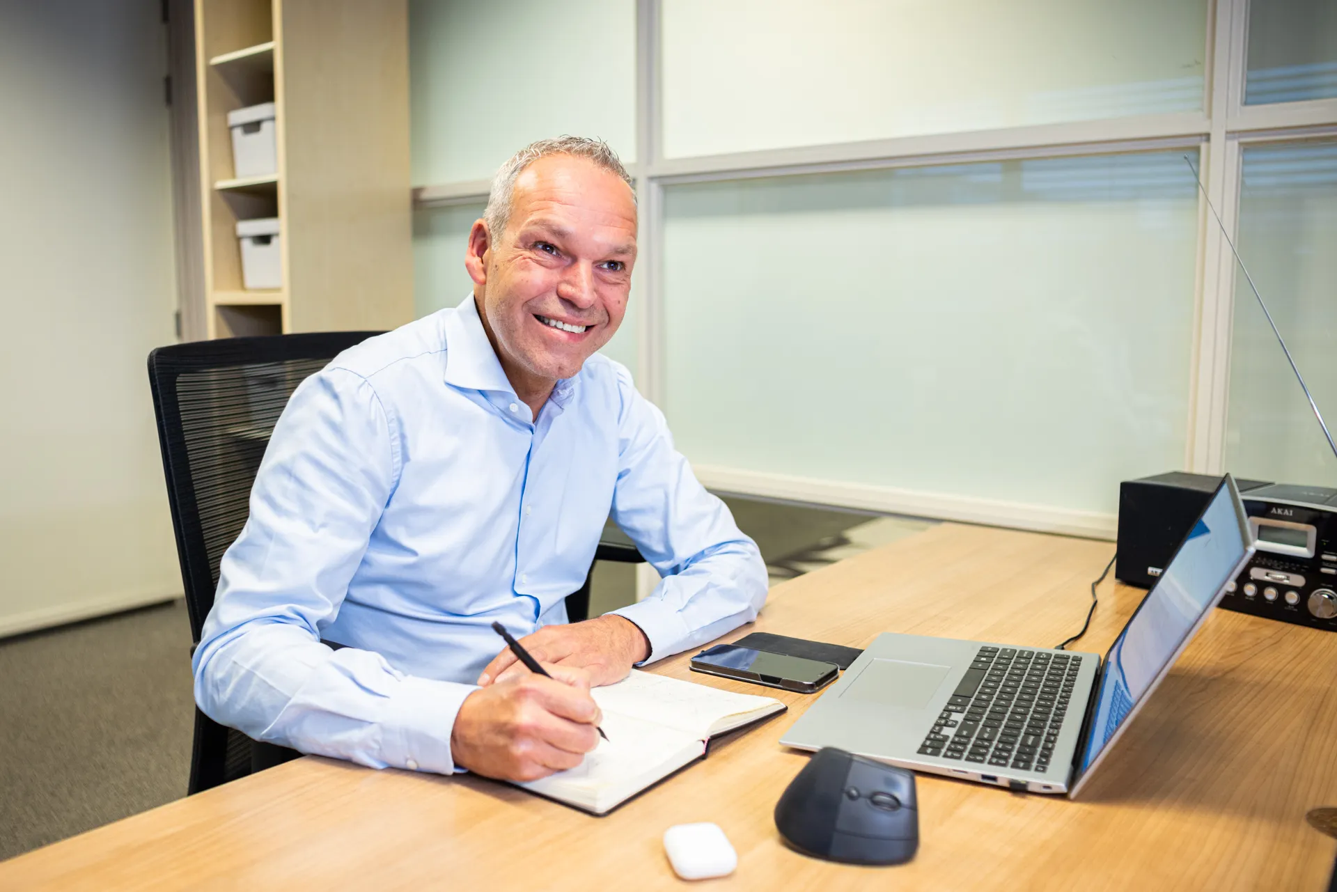 Medewerker van Picasse aan het werk op kantoor.