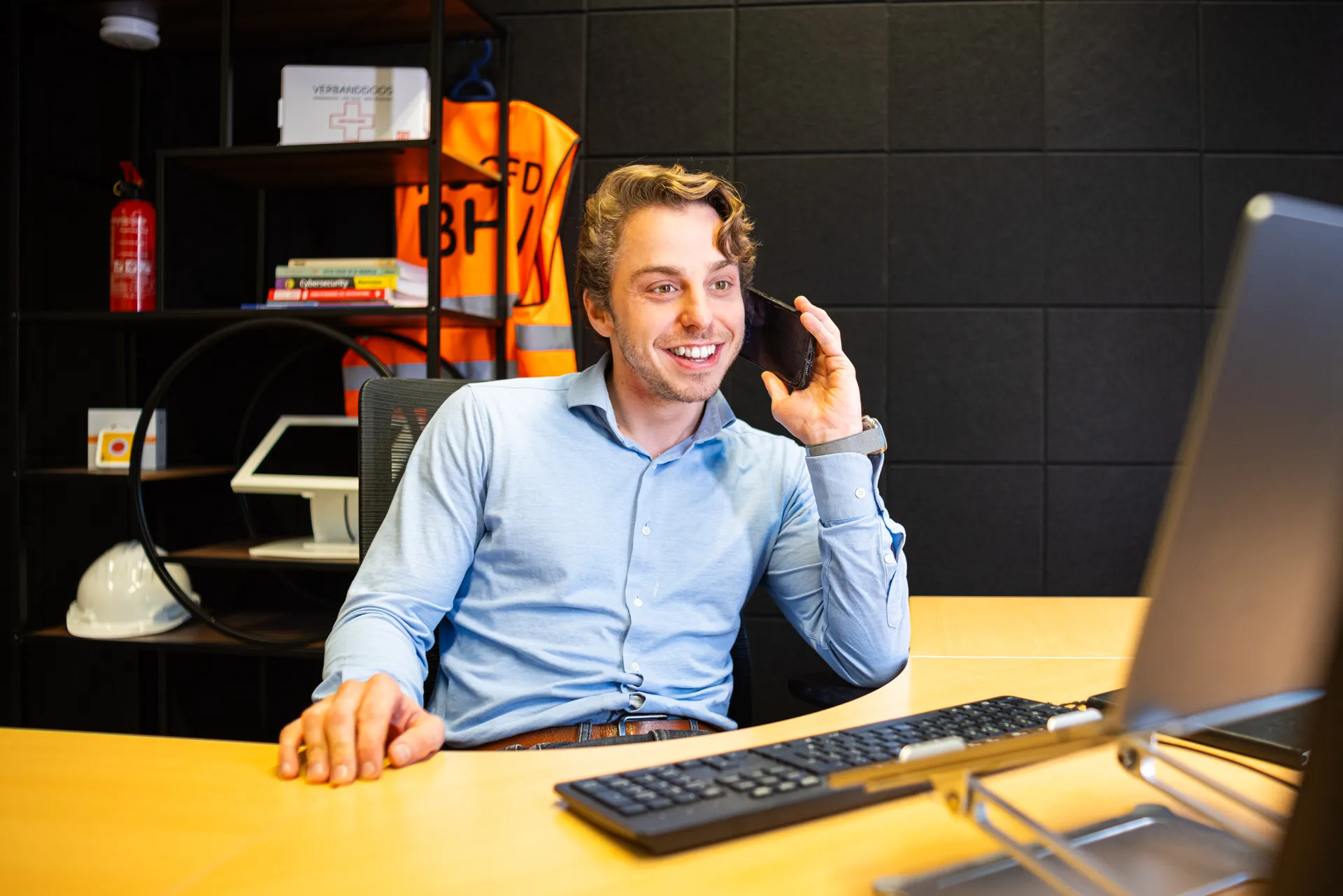 Medewerker van Picasse in gesprek op kantoor.