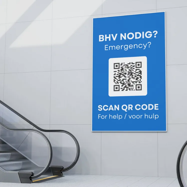 QR-code poster aan de muur met de tekst “BHV nodig? Emergency?”, waarmee bezoekers of collega’s via het scannen van de QR-code eenvoudig een BHV-melding kunnen maken.