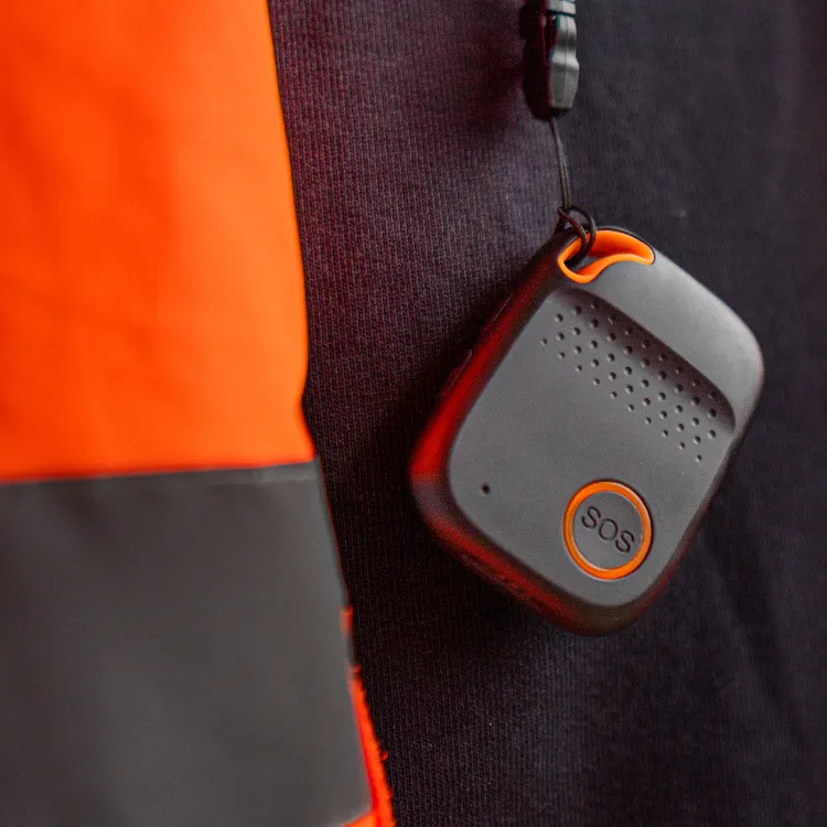 Man-downsysteem met draagbare SOS-knop voor automatische BHV-alarmering bij incidenten.