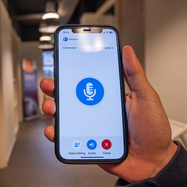 Push-to-talkfunctie in de BHV App op een smartphone, gebruikt voor directe spraakcommunicatie met het BHV-team tijdens een incident.