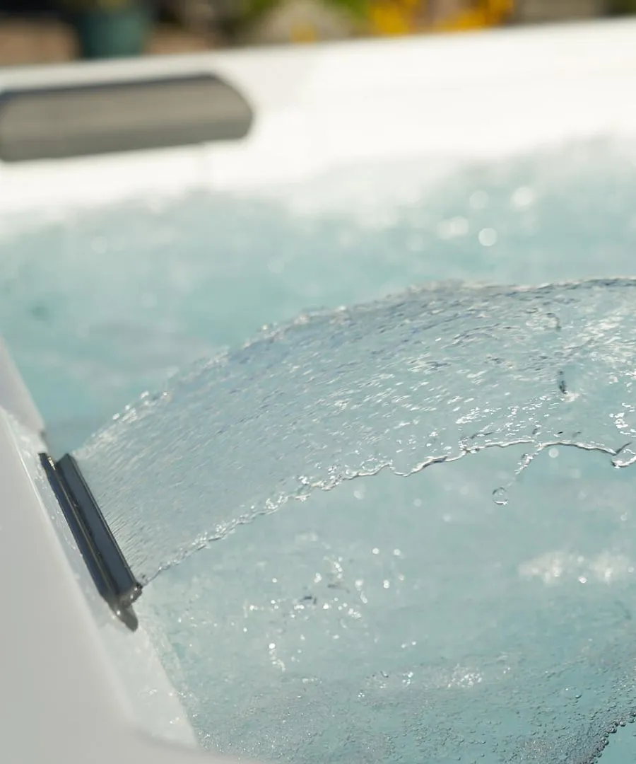 Eisige Autowindschutzscheibe mit Wassertropfen und Reifmuster