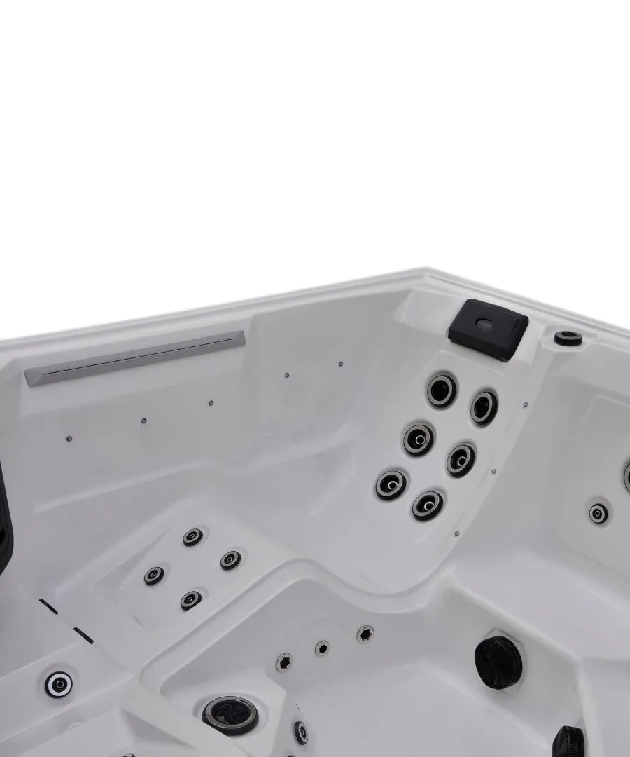 Weißer Whirlpool mit schwarzen Düsen und verschiedenen Wasserjets