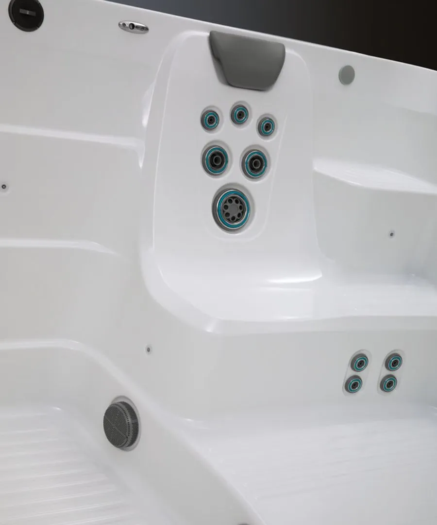 Weißer Whirlpool mit blauen Düsen und verschiedenen Wasserauslässen