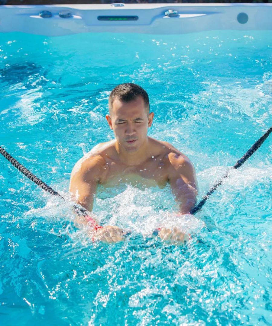 Person schwimmt in einem Whirlpool mit blauem Wasser und Bewegung
