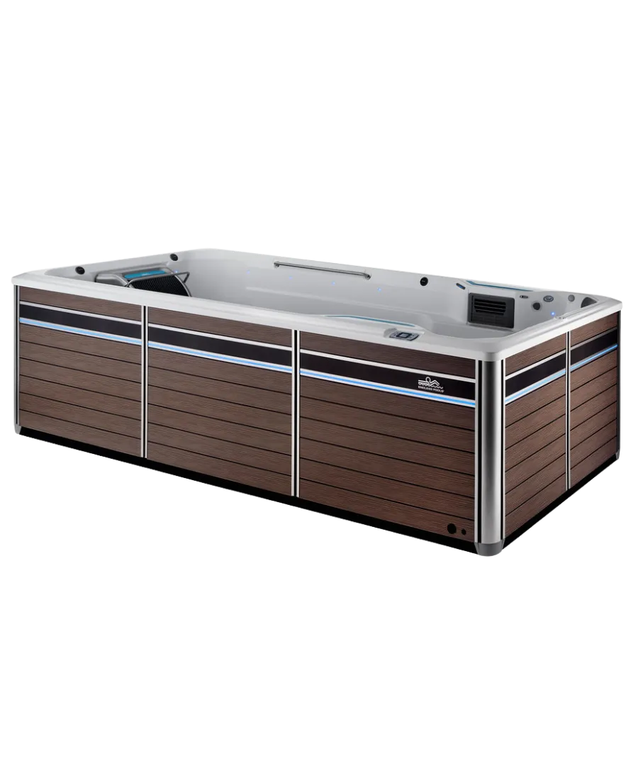 Moderner Whirlpool mit braunem Holzgehäuse und weißer Badewanne