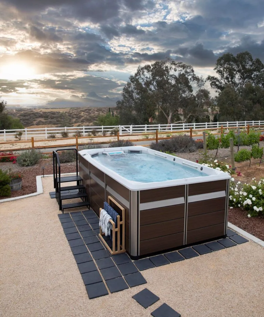 Außenpool mit Sonnenuntergang und Landschaftsblick auf bewölktem Himmel