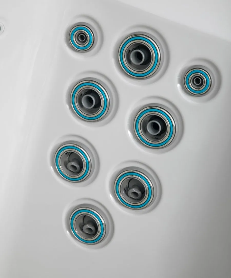 Mehrere blaue und graue kreisförmige Löcher auf weißer Oberfläche