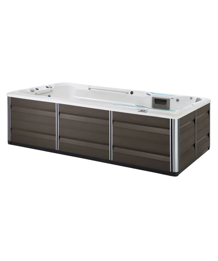 Moderner Whirlpool mit weißer Badewanne und dunkelbraunem Rahmen