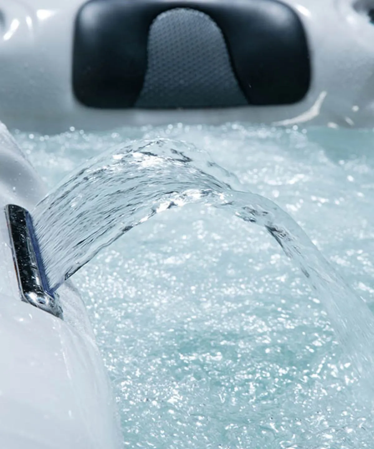 Wasserstrahl aus Whirlpool-Düse mit glitzernden Wassertropfen