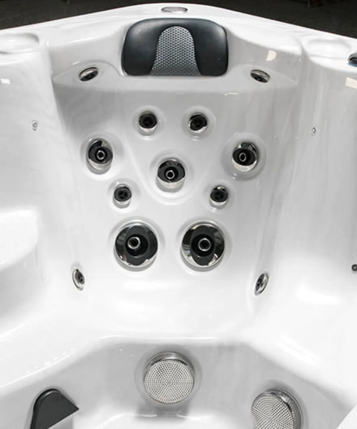 Weißer Whirlpool mit mehreren schwarzen und grauen Düsen und Lautsprechern