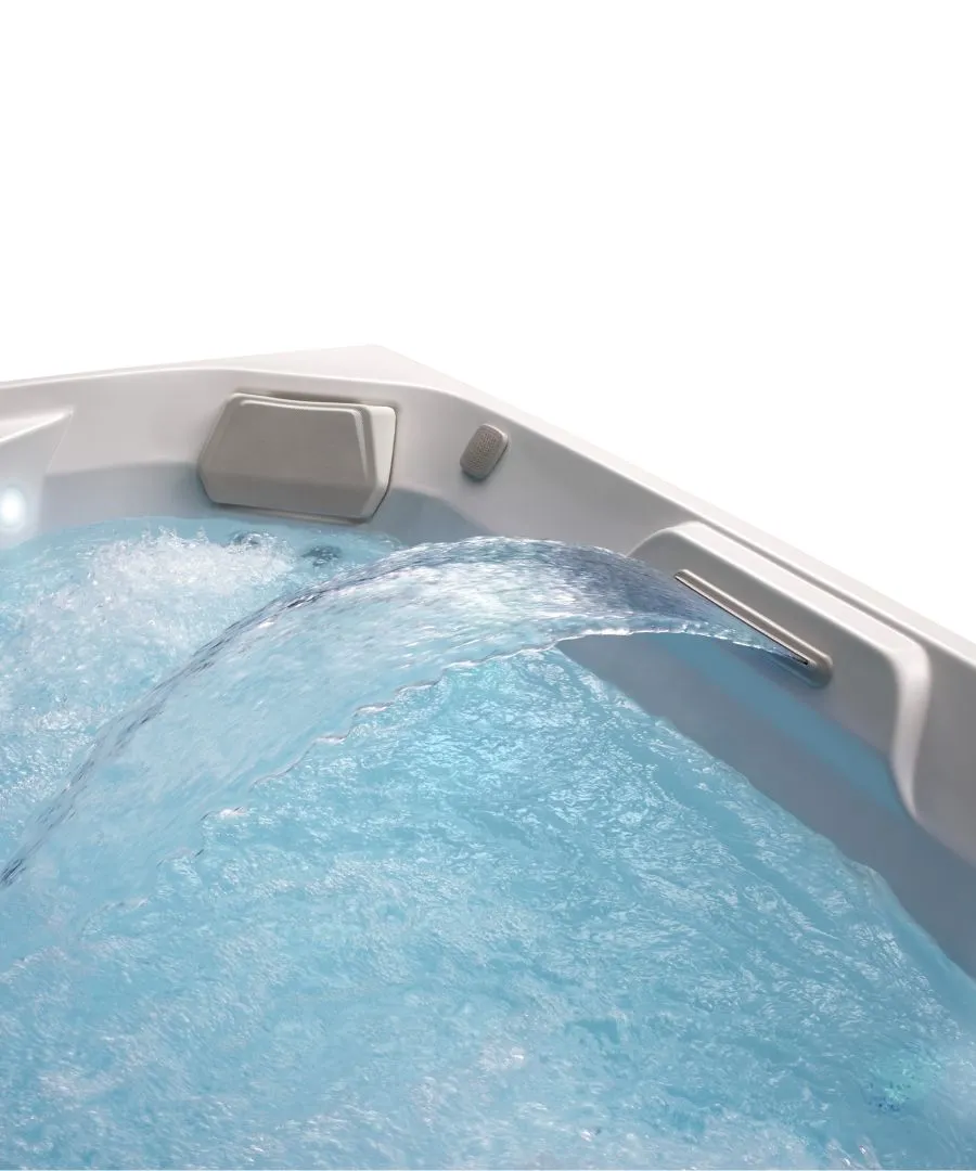 Sprudelndes Wasser in einem blauen Whirlpool mit Düsen und Sitzgelegenheiten