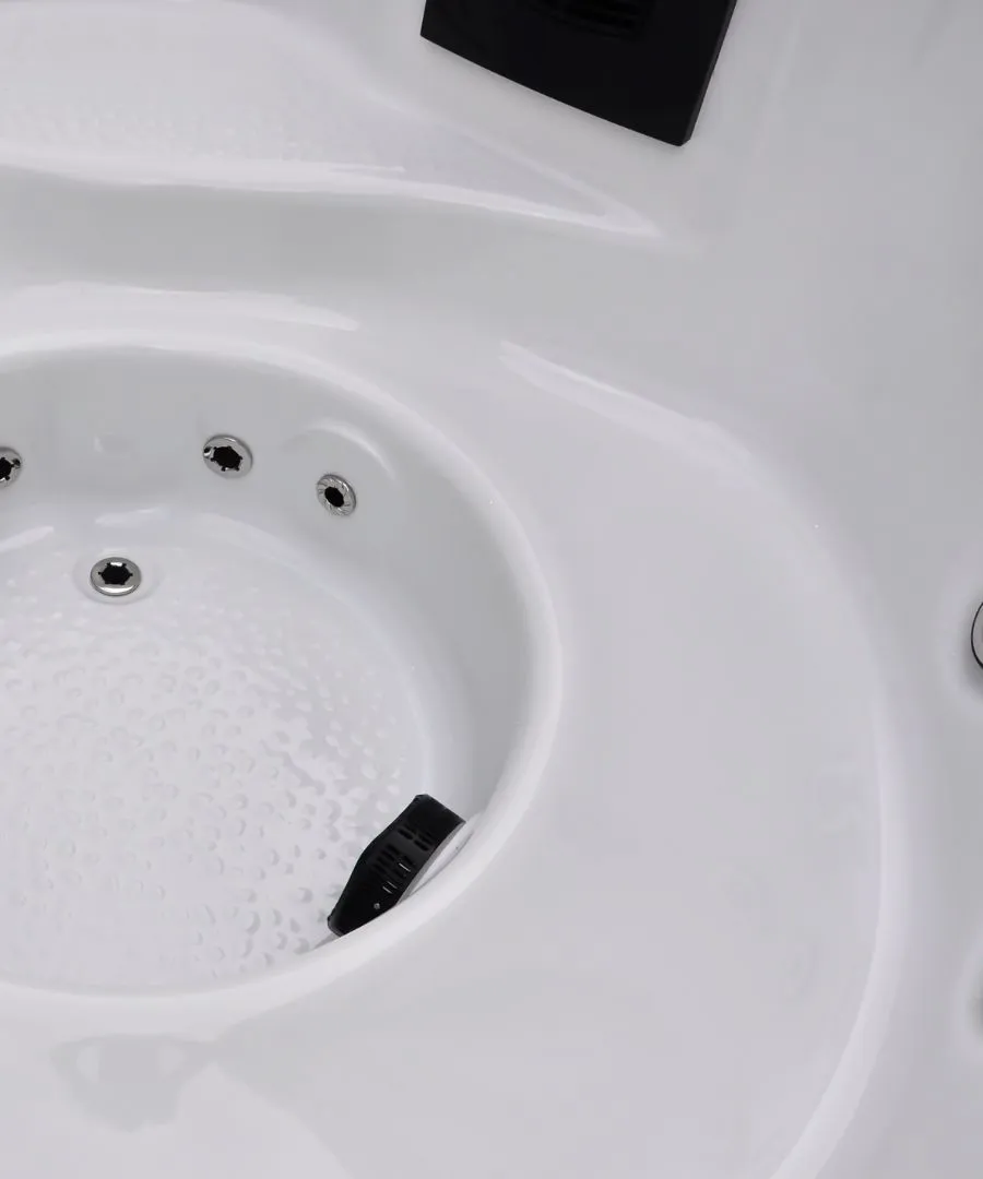 Schwarzer Pinsel in weißer Badewanne mit Wasserdüsen