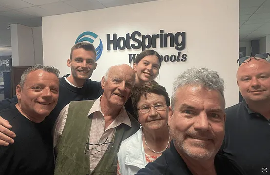 Mitarbeiter von HotSpring Pools lächeln zusammen im Büro