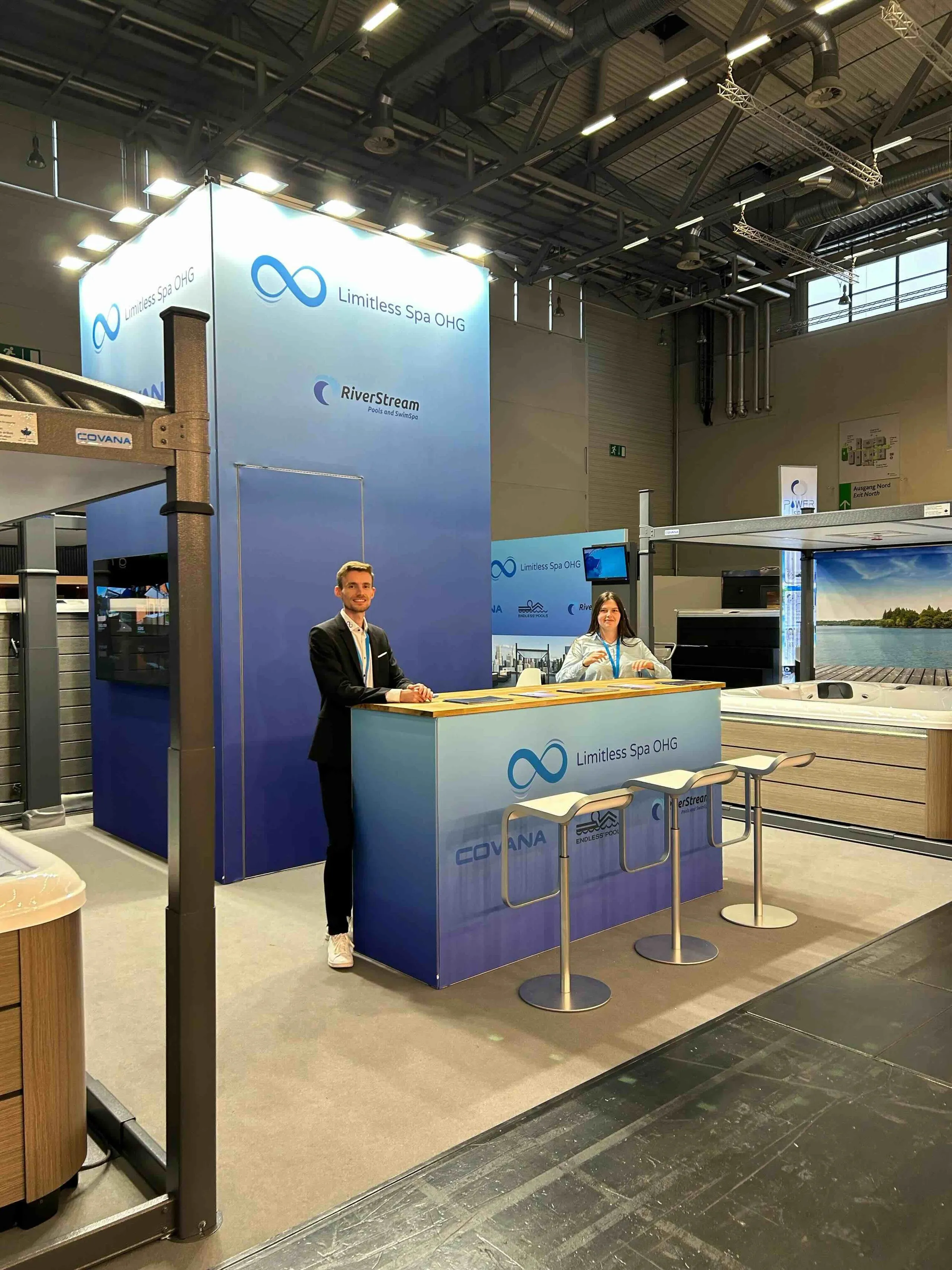 Das Bild zeigt einen modernen Messestand der