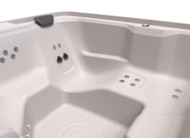Innenansicht des HotSpring Excursion Whirlpools mit ergonomischen Sitzen und mehreren Massagedüsen.
