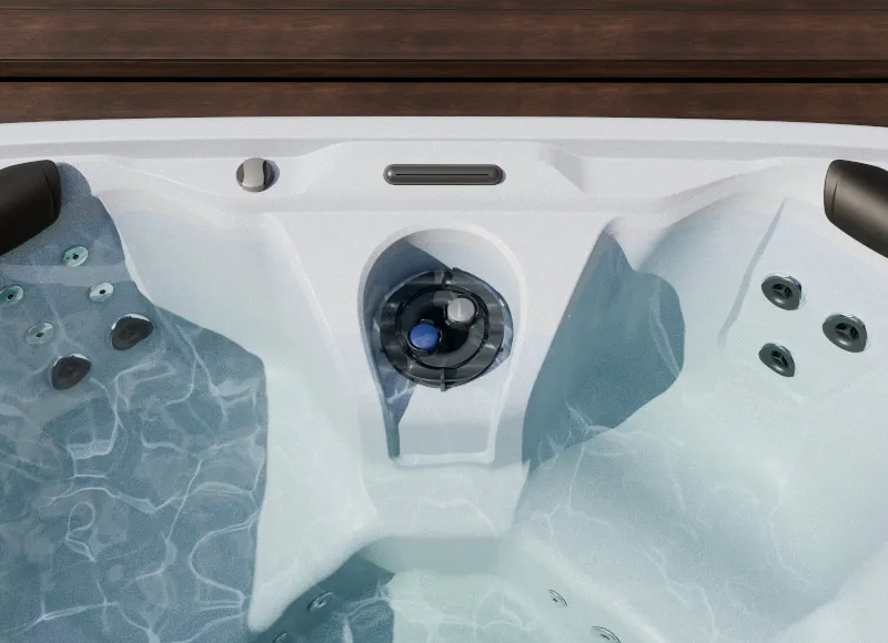 Detailansicht des FreeFlow Whirlpools Monterey mit Wasser und Bedienelementen.