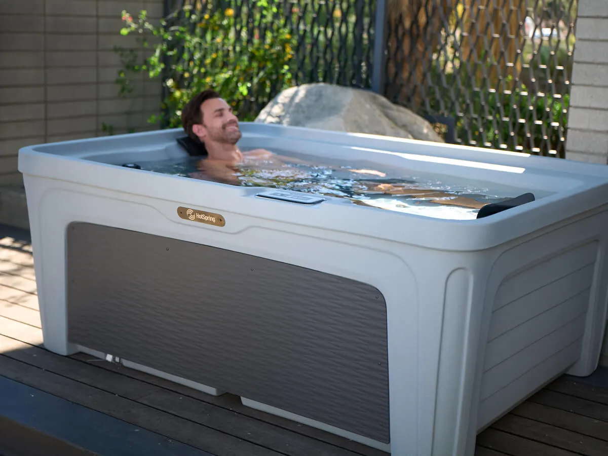 Whirlpool HotSpring FreeFlow Mini mit entspannendem Wasser und einem Mann, der die Ruhe genießt.