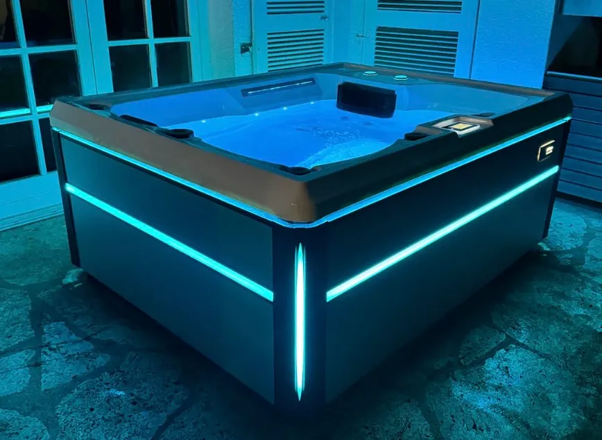 LAXspa Whirlpool mit stimmungsvollem LED-Licht und elegantem Design in einem modernen Ambiente.