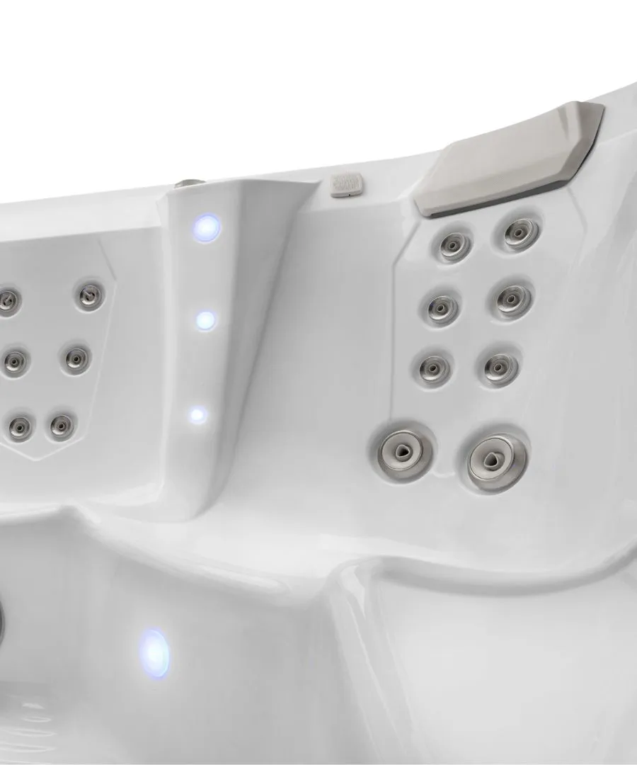 Weißer Whirlpool mit blauen Beleuchtungslichtern und Massage-Düsen