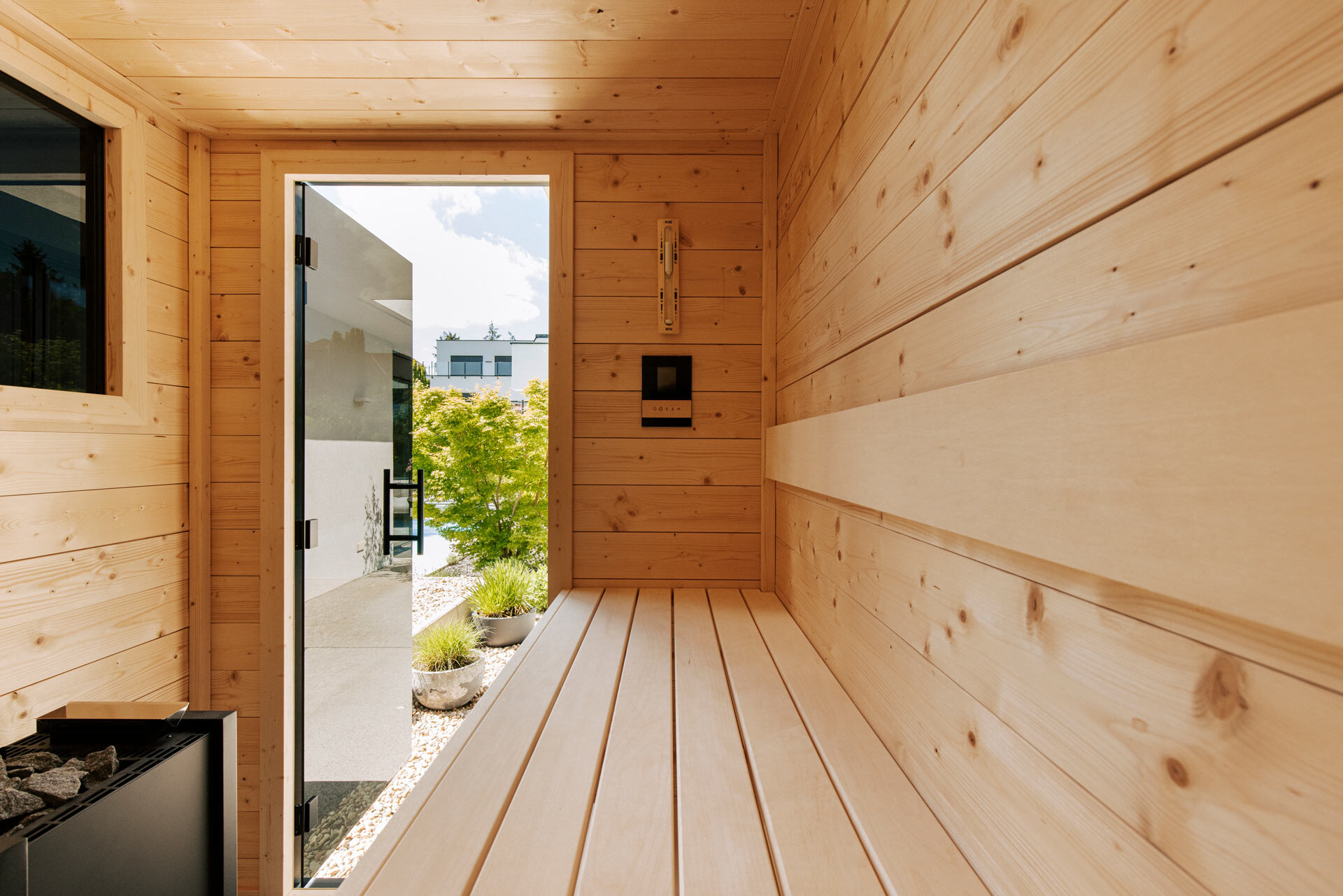 Kompakte DEISL Gartensauna aus heller Fichte mit Fenster