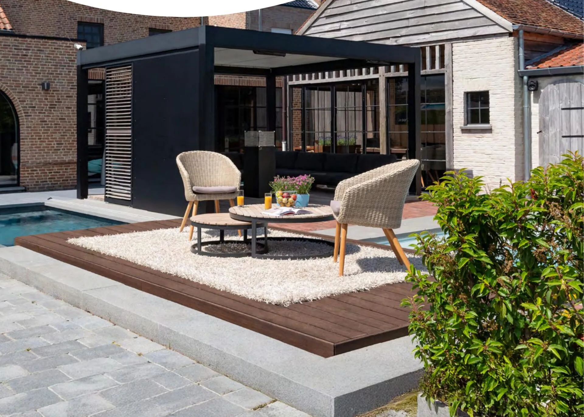 WaluDeck FLAT als begehbare Sicherheits-Terrasse über einem kleinen Pool