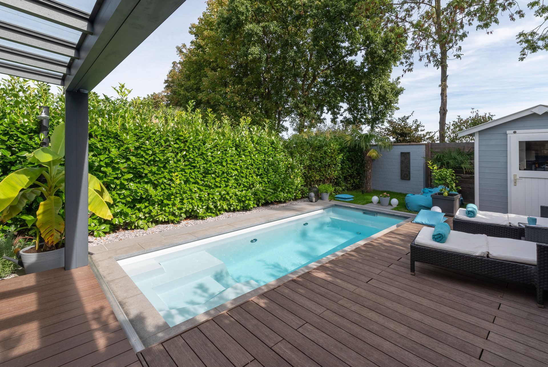 WaluDeck Terrasse in Perlgrau an einem eingelassenen Becken, Referenzprojekt Düsseldorf