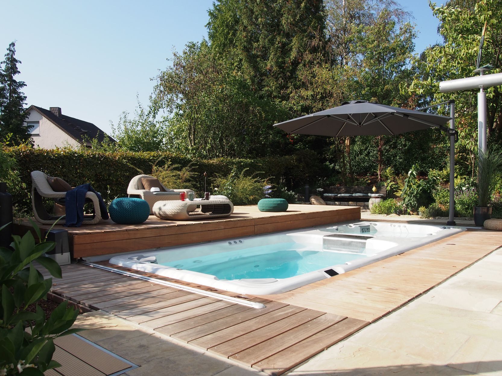 WaluDeck begehbare Terrasse als Abdeckung eines länglichen Beckens im Garten