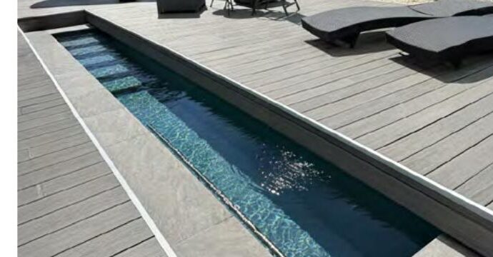 Pool mit begehbarer WaluDeck Terrasse in grauem Feinsteinzeug-Look
